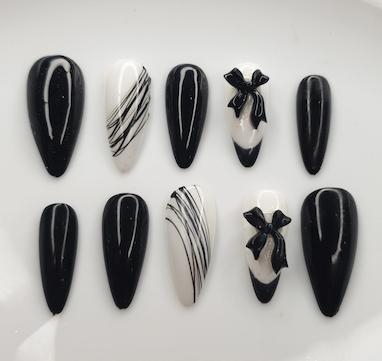 بهترین روش‌ها برای چسباندن ناخن مصنوعی + نکات ماندگاری